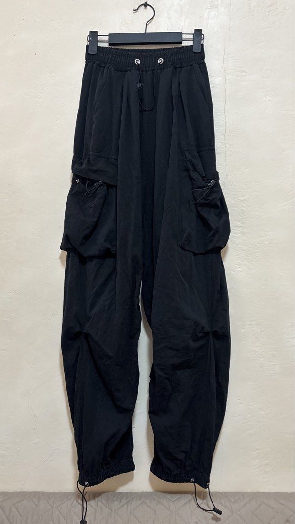 Black Cargo Pants Size S 100% Cotton (Category: Jeans) located in Santa Cruz. Submitted by homedecluttersale (Listing ID 1463642060, Image 1). Description: • Fits Small to medium • In excellent condition 🚚 Shipping via J&T only 📦 Shipping fee to be shouldered by buyer 💳 Mode of payment: GCash 📍 Santa Cruz, Laguna.