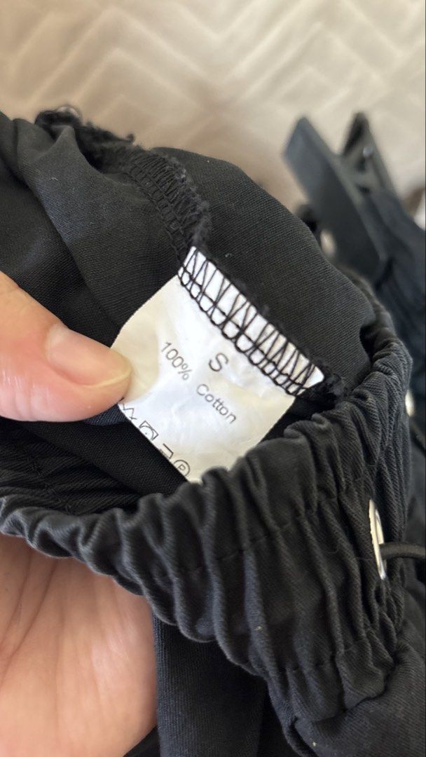 Black Cargo Pants Size S 100% Cotton (Category: Jeans) located in Santa Cruz. Submitted by homedecluttersale (Listing ID 1463642060, Image 3). Description: • Fits Small to medium • In excellent condition 🚚 Shipping via J&T only 📦 Shipping fee to be shouldered by buyer 💳 Mode of payment: GCash 📍 Santa Cruz, Laguna.