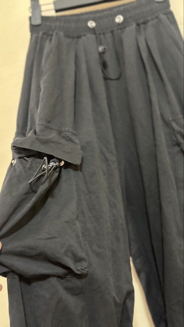 Black Cargo Pants Size S 100% Cotton (Category: Jeans) located in Santa Cruz. Submitted by homedecluttersale (Listing ID 1463642060, Image 2). Description: • Fits Small to medium • In excellent condition 🚚 Shipping via J&T only 📦 Shipping fee to be shouldered by buyer 💳 Mode of payment: GCash 📍 Santa Cruz, Laguna.