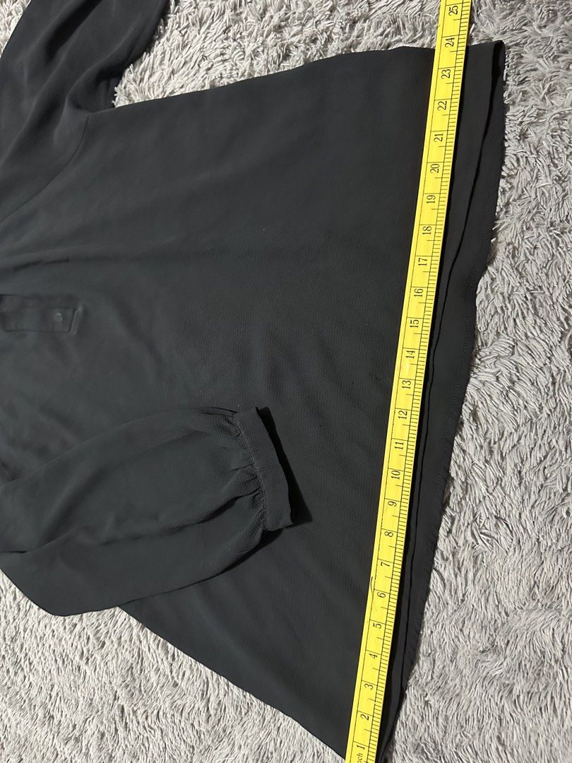 black collared blouse (Category: Blouses) located in Manila. Submitted by mae__________c (Listing ID 1463683884, Image 3). Description: cotton polyester medium.