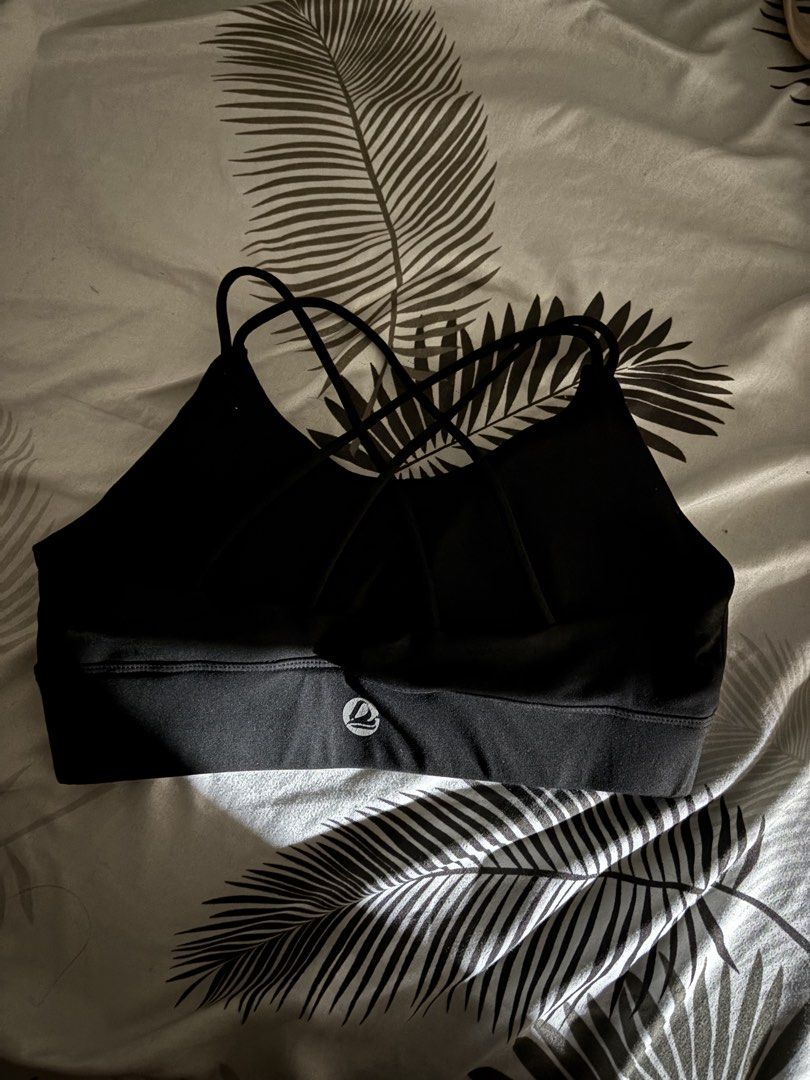 Black crossback sports bra (Category: Activewear) located in Manila. Submitted by babooshk4 (Listing ID 1463662244, Image 2). Description: - criss-cross straps at the back - comfortable bottom band - ideal for workouts and everyday wear - small - med - dri fir material.