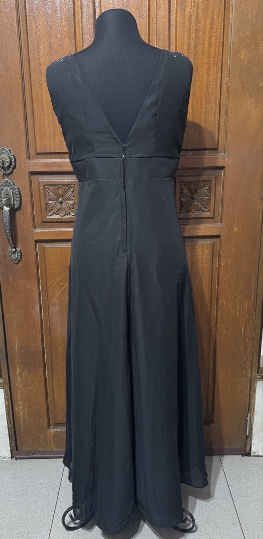 Black Embellished Maxi Dress (Category: Evening dresses & gowns) located in Manila. Submitted by prelovedshopmnl (Listing ID 1463633787, Image 3). Description: - Stunning black maxi dress - Embellished neckline and waist for a touch of glamour - Sleeveless with a flattering V-neckline - Elegant pleated skirt detail - Convenient back zipper closure - Ideal for formal events, parties, or special occasions.
