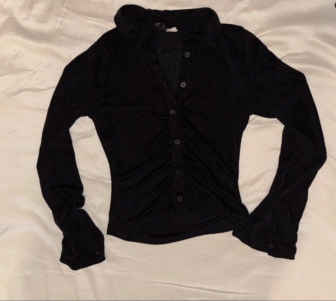 Black Fitted Long Sleeves Polo (Category: Longsleeves) located in Pasig City. Submitted by km.sc (Listing ID 1463659023, Image 1). Description: Very stretchy fabric, fits really well.