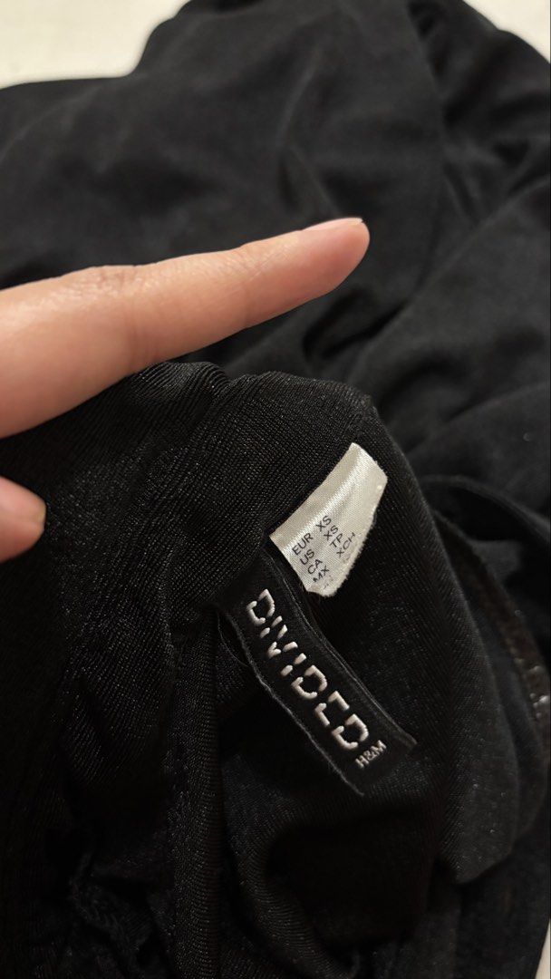 Black Fitted Long Sleeves Polo (Category: Longsleeves) located in Pasig City. Submitted by km.sc (Listing ID 1463659023, Image 2). Description: Very stretchy fabric, fits really well.