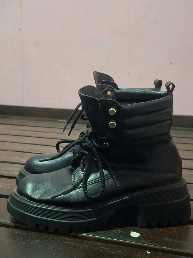 Black Lace-Up Platform Combat Boots (Category: Boots) located in Baguio. Submitted by oceanicatlanta (Listing ID 1463719076, Image 2). Description: What you see is what you get😉 💸Payment first through Gcash and Bank Transfer 🚫 No COD & Sf is covered by the buyer 📍Baguio City 🚚 J&T (Client can book the shipping) 📦 For Baguio and La Trinidad: Drop or Meet up Thank you and enjoy shopping❤️ Black combat boots, size 37. Chunky platform sole, lac