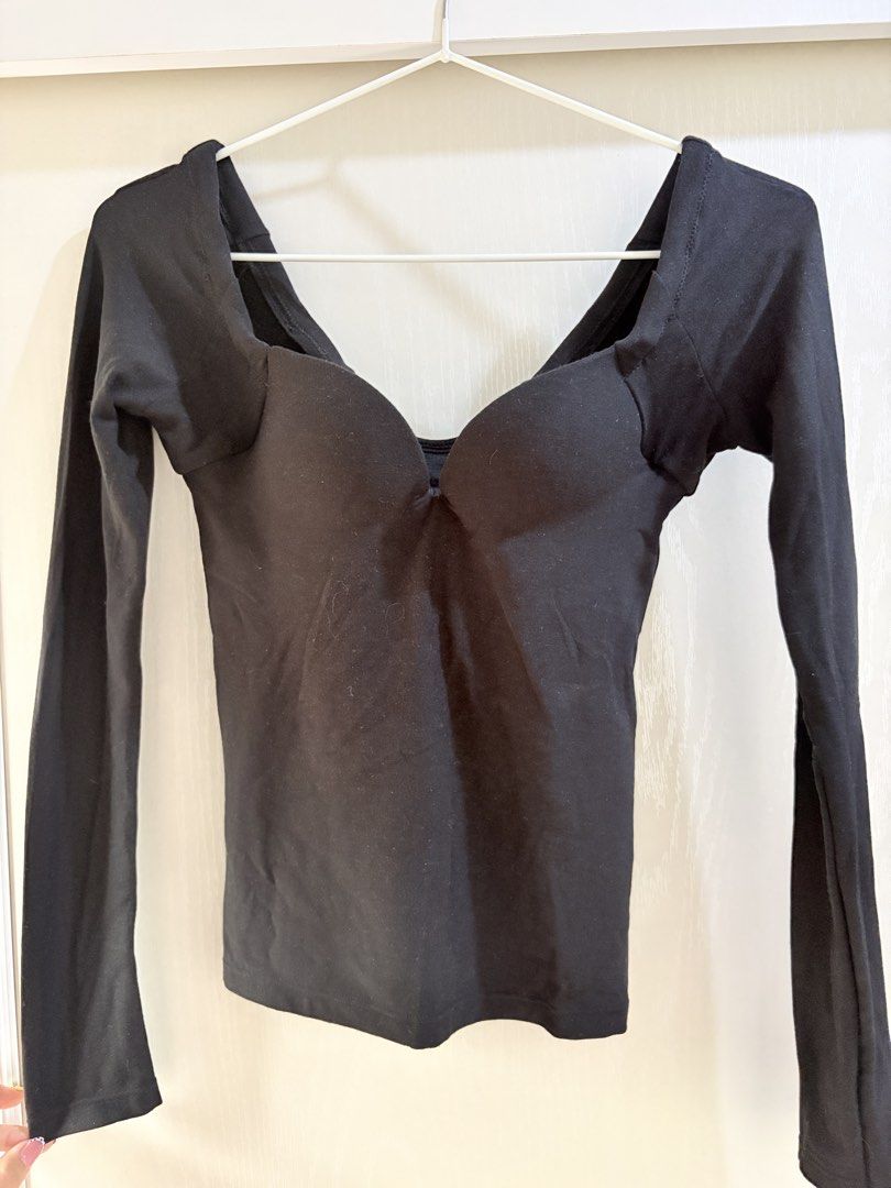 Black Long Sleeve Top with Built-in Bra (Category: Longsleeves) located in General Mariano Alvarez. Submitted by b3yaaa (Listing ID 1463645992, Image 1). Description: - Black long-sleeved top - Sweetheart neckline - Built-in bra for support - Soft and stretchy fabric - Versatile for layering or wearing on its own - Easy to pair with jeans or skirts - Comfortable fit - Fits XS-S.