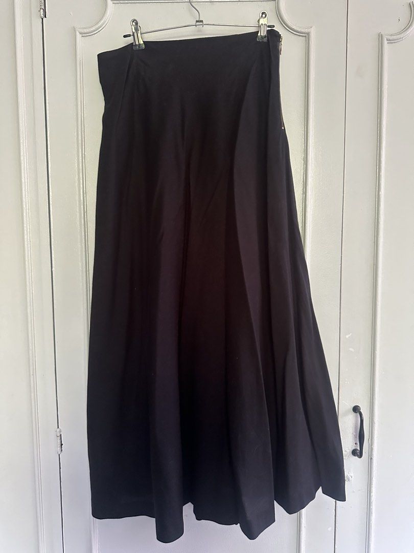 Black Maxi A-Line Skirt (Category: Skirts) located in Paranaque City. Submitted by gianina129 (Listing ID 1463577329, Image 1). Description: - Comfortable elasticated waistband at back. Zipper on the side - Flowy A-line silhouette - Versatile for dressing up or down - Easy to pair with various tops - Black skirt (lighting on picture makes it look different) .