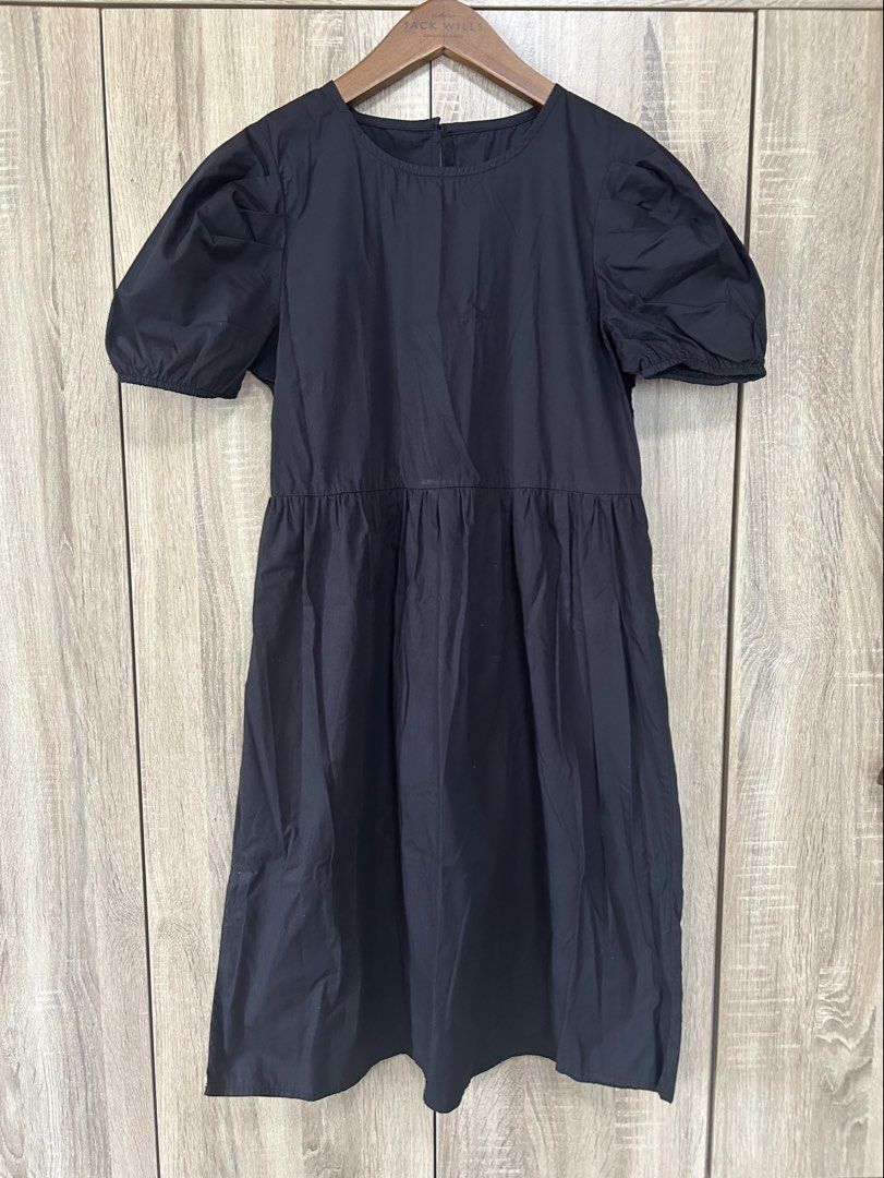 Black Mid Dress (Category: Dresses) located in Bulacan. Submitted by relove.re (Listing ID 1463571389, Image 1). Description: ~ fit to S or M petite - Black dress (below the knee) - Puff sleeve with garter .