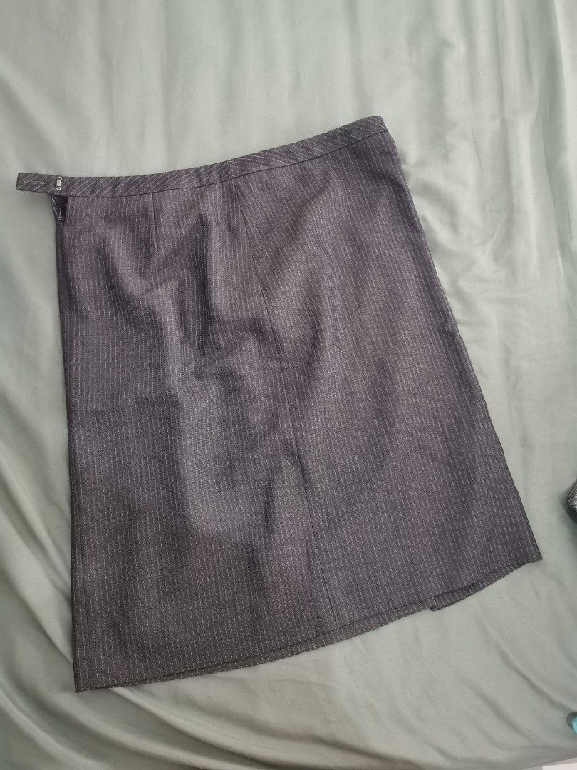 Black office skirt (Category: Skirts) located in Paranaque City. Submitted by clarizas.closet (Listing ID 1463693062, Image 1). Description: Fits m.