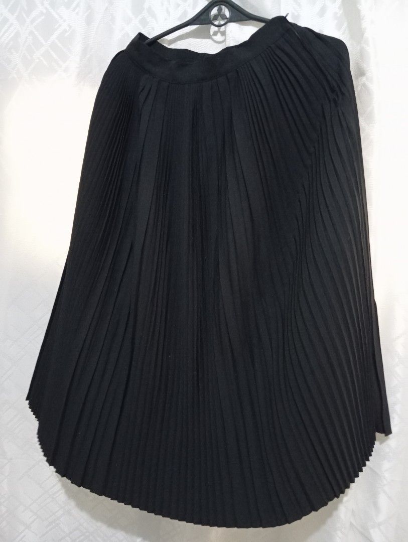 Black Pleated Midi Skirt (Category: Skirts) located in Dasmarinas. Submitted by kei05 (Listing ID 1463566454, Image 2). Description: - Black midi skirt - Fine pleats for a flowy look - Comfortable elasticated waistband - Versatile A-line cut - Easy to pair with any top - Suitable for casual outings and events Waistline 26 inches Length 29 inches.
