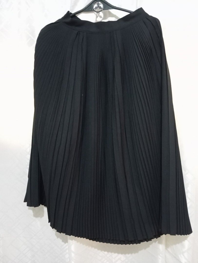 Black Pleated Midi Skirt (Category: Skirts) located in Dasmarinas. Submitted by kei05 (Listing ID 1463566454, Image 1). Description: - Black midi skirt - Fine pleats for a flowy look - Comfortable elasticated waistband - Versatile A-line cut - Easy to pair with any top - Suitable for casual outings and events Waistline 26 inches Length 29 inches.