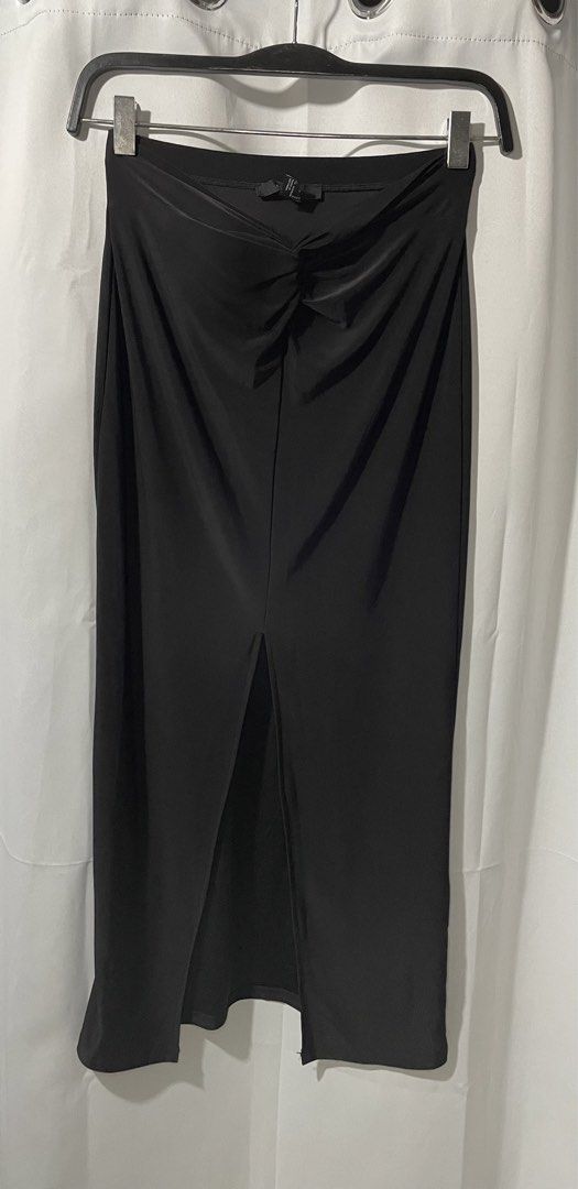 Black Ruched Front Slit Midi Skirt (Category: Skirts) located in Bacoor. Submitted by prelovedbyphaty (Listing ID 1463738866, Image 1). Description: - Elegant black midi skirt - Flattering ruched detail at the front - Bold high slit for a stylish touch - Comfortable stretchy material - Best fits a size small - Versatile for dressing up or down.