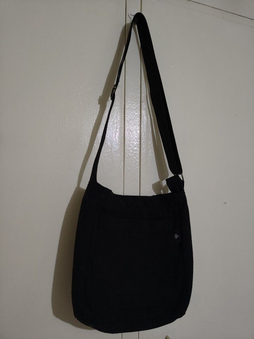 BLACK SLING BAG (Category: Sling Bags) located in Cainta. Submitted by relove.finds_2020 (Listing ID 1463716747, Image 2). Description: - BLACK SLING BAG - STRAP ADJUSTABLE - ZIPPER WORKING.