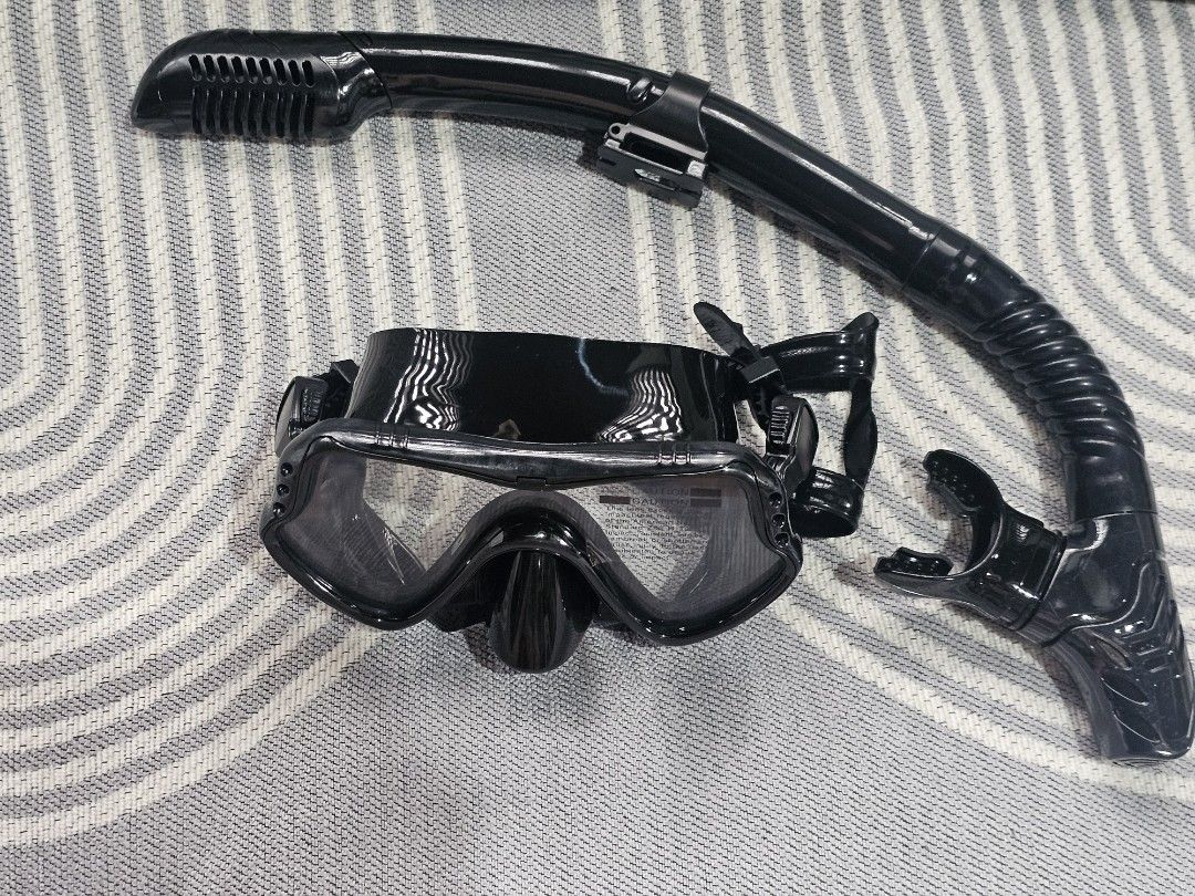 Black Snorkel Mask and Snorkel Set (Category: Water Sports) located in San Mateo. Submitted by reyshel08 (Listing ID 1463583543, Image 1). Description: - Black snorkel mask and tube set - Durable tempered glass lens for clear underwater viewing - Adjustable strap for a secure and comfortable fit - Ideal for snorkeling and diving trips - Explore the underwater world with confidence.