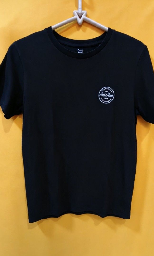 Black Tshirt (Category: Tshirts & Polo Shirts ) located in Bacoor. Submitted by kaykay858 (Listing ID 1463650030, Image 1). Description: .