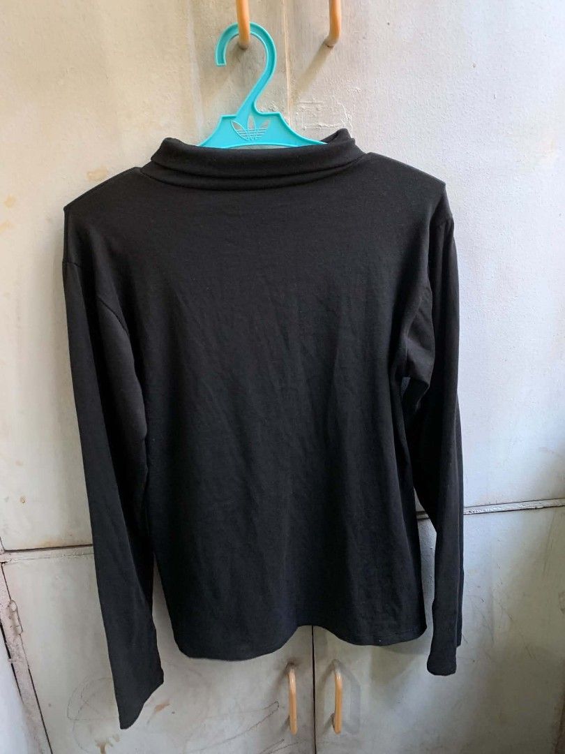 Black Turtleneck Long Sleeve Top (Category: Longsleeves) located in Manila. Submitted by usagichan_rabbit (Listing ID 1463573000, Image 1). Description: - Classic black turtleneck top - Long sleeves - Ideal for layering or wearing on its own - Simple and versatile design - Easy to pair with any wardrobe item - Suitable for casual and slightly dressier occasions may butas lang sa bandang kili kili pero madali lang tahian fit s to large.