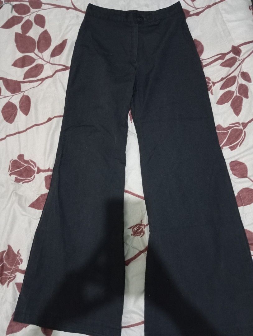 Black Wide Leg Pants (Category: Jeans) located in Dasmarinas. Submitted by kei05 (Listing ID 1463569934, Image 1). Description: - Comfortable black wide leg pants - Ideal for everyday casual wear - Features a front button and zip closure - Wide hem for a relaxed silhouette Waist 24 inches Length 36 inches.