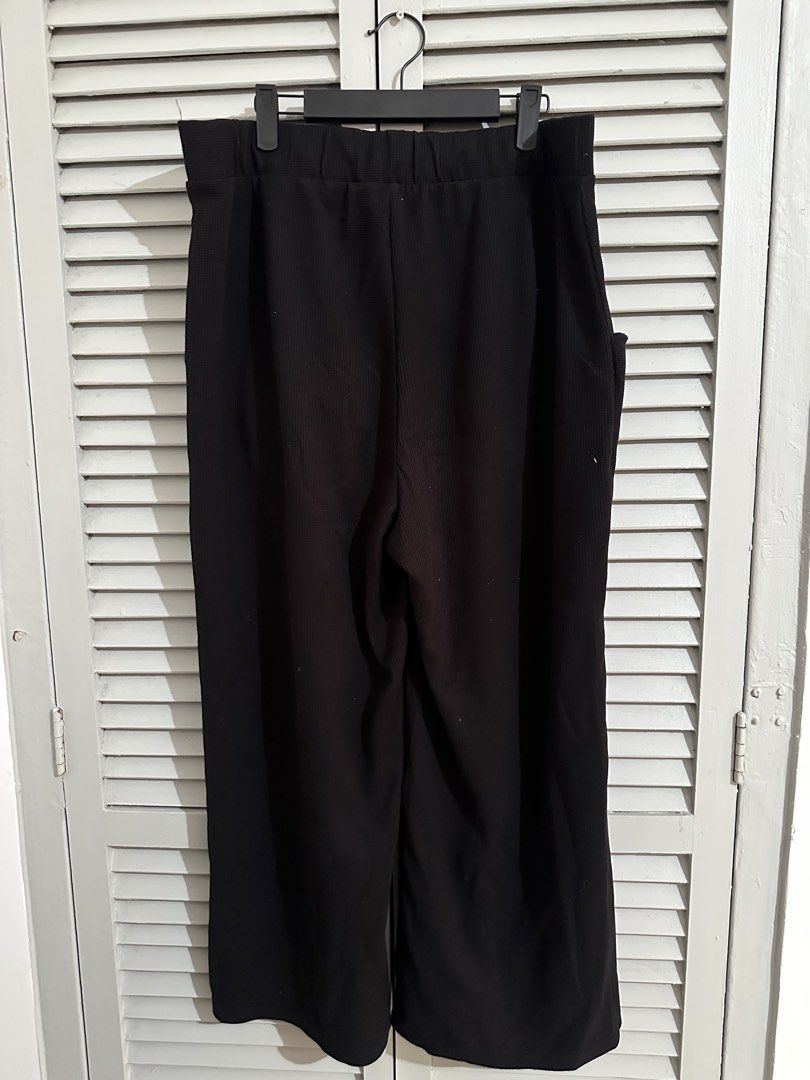 Black Wide Leg Pants with Gold Buttons (Category: Other Bottoms) located in Subic. Submitted by ruffa_assorted_item (Listing ID 1463632606, Image 2). Description: - Can fit up to XL - Black wide leg pants - Elastic waistband at the back for comfort - Two decorative gold buttons on the front - Functional pockets - Textured fabric - Versatile for casual or dressy looks.