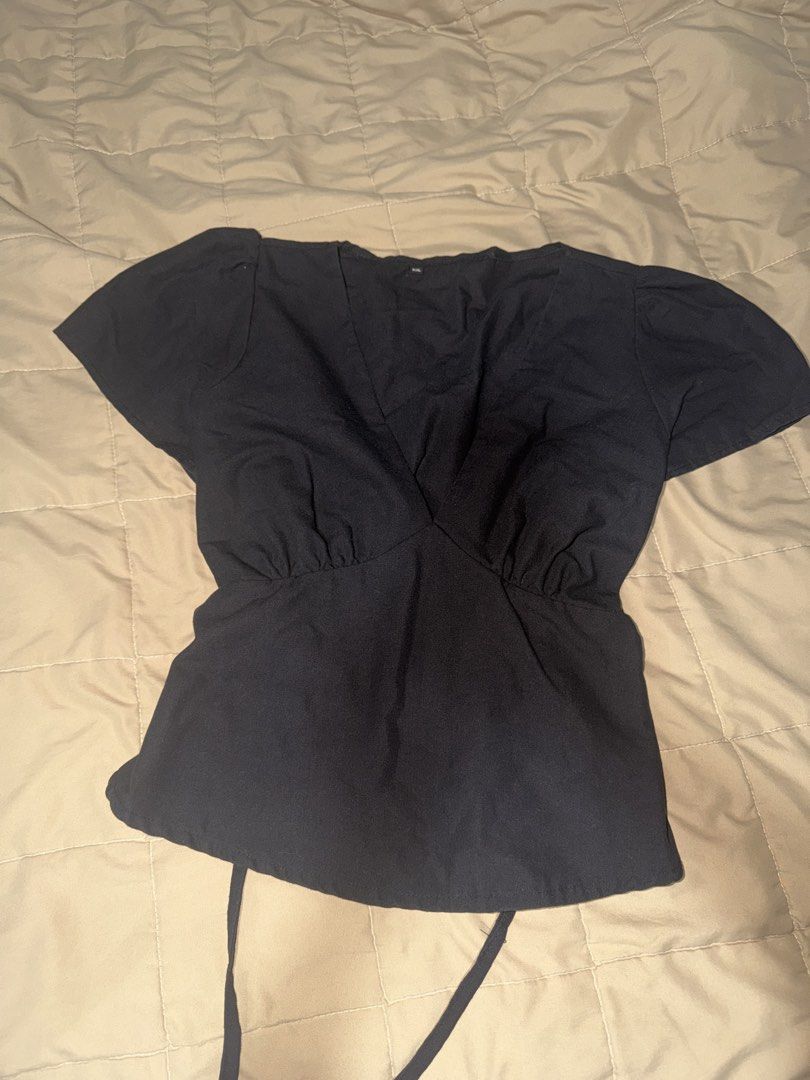 Black Wrap V-Neck Top with Tie Detail (Category: Blouses) located in Valenzuela. Submitted by royalstone_05 (Listing ID 1463704589, Image 1). Description: No when worn! .