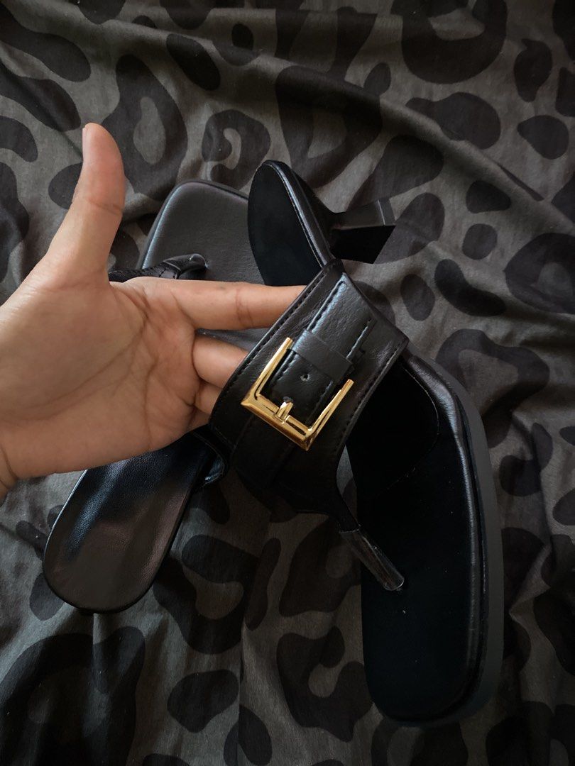 Blacke heels (Category: Heels) located in Dagupan City. Submitted by maryennie (Listing ID 1463287005, Image 3). Description: BRANDNEW.