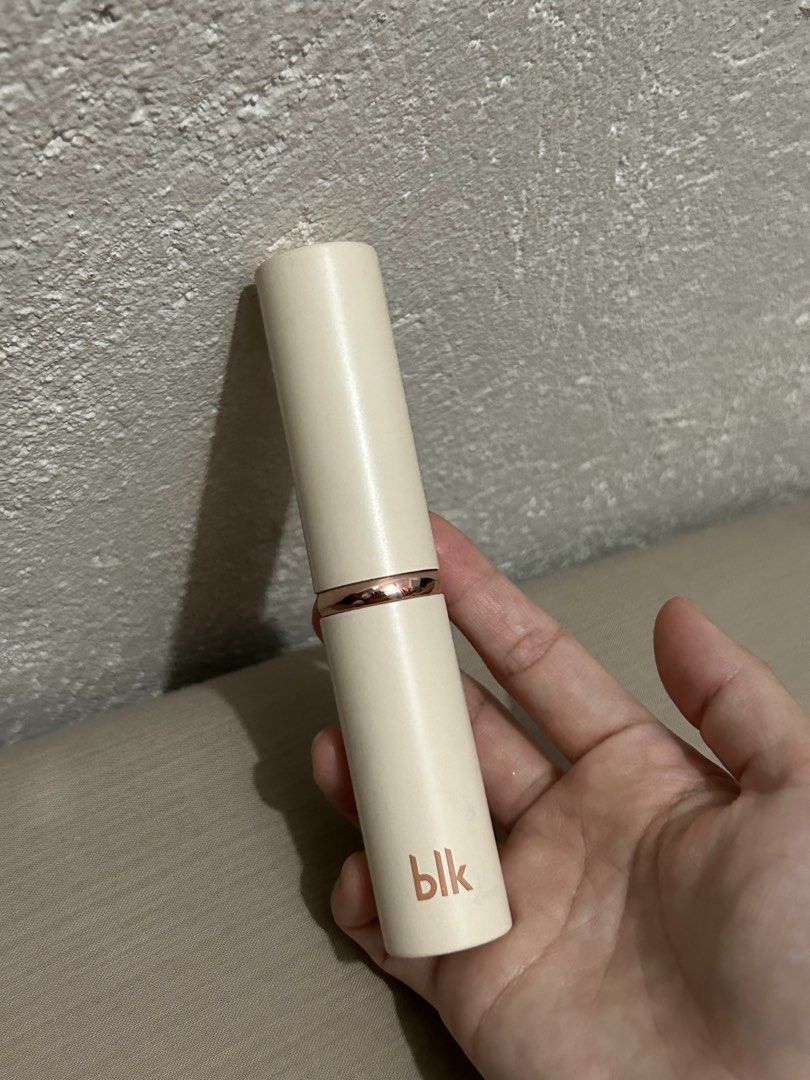 BLK Kabuki Cheek Brush with Cap (Category: Makeup) located in Manila. Submitted by elithiax (Listing ID 1463646065, Image 3). Description: - BLK Retractable Kabuki Brush - Rarely used, but I washed it once - Dense and soft bristles for smooth application of blush/powder - Includes a protective cap, ideal for travel and on-the-go touch-ups - Stylish creamy white handle with elegant rose gold accents - Compact and easy to store and use and hygienic