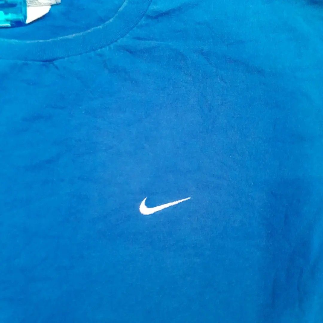 Blue Nike T-shirt Size L (Category: Tshirts & Polo Shirts ) located in Manila. Submitted by goldrugs (Listing ID 1463573539, Image 2). Description: - Classic blue Nike t-shirt - Iconic embroidered Nike swoosh logo on chest - Made in Mexico - Tagged size L - Great for everyday wear.