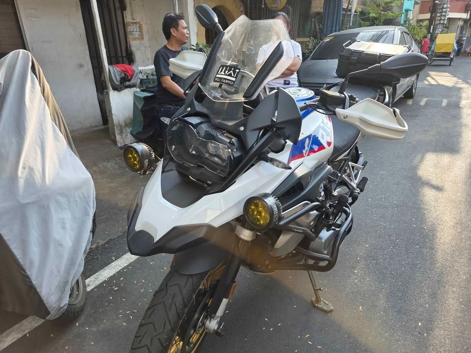 BMW R1250GS Adventure Motorcycle (Category: Motorbikes for Sale) located in Manila. Submitted by machurd (Listing ID 1463713042, Image 1). Description: 2020 BMW R 1250 GS | Rallye Style ₱950,000 | Adventure Motorcycle Serious adventure touring capability with classic BMW GS character, long-distance comfort, and commanding road presence. DETAILS • 2nd owner • Updated registration • Open Deed of Sale — ready for transfer • Thick tires • Clearwater 