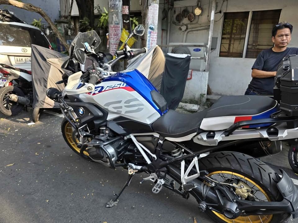 BMW R1250GS Adventure Motorcycle (Category: Motorbikes for Sale) located in Manila. Submitted by machurd (Listing ID 1463713042, Image 2). Description: 2020 BMW R 1250 GS | Rallye Style ₱950,000 | Adventure Motorcycle Serious adventure touring capability with classic BMW GS character, long-distance comfort, and commanding road presence. DETAILS • 2nd owner • Updated registration • Open Deed of Sale — ready for transfer • Thick tires • Clearwater 