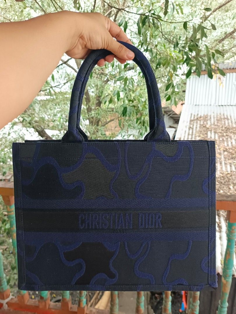 BookT0te medium.size (Category: Luxury Bags & Wallets) located in Ozamiz City. Submitted by kapesteba112457 (Listing ID 1460958253, Image 1). Description: B00K T0tE ChrlsTl@N Dl0r . Medium size kasya 12-14inches na lAptop.. fully embroided in and out . Subrang kapal .. for only 4800.. selected preloved bag from japan/korea.. ganda pang office or Airport bag ❤️ .. pasok pang regalo ...
