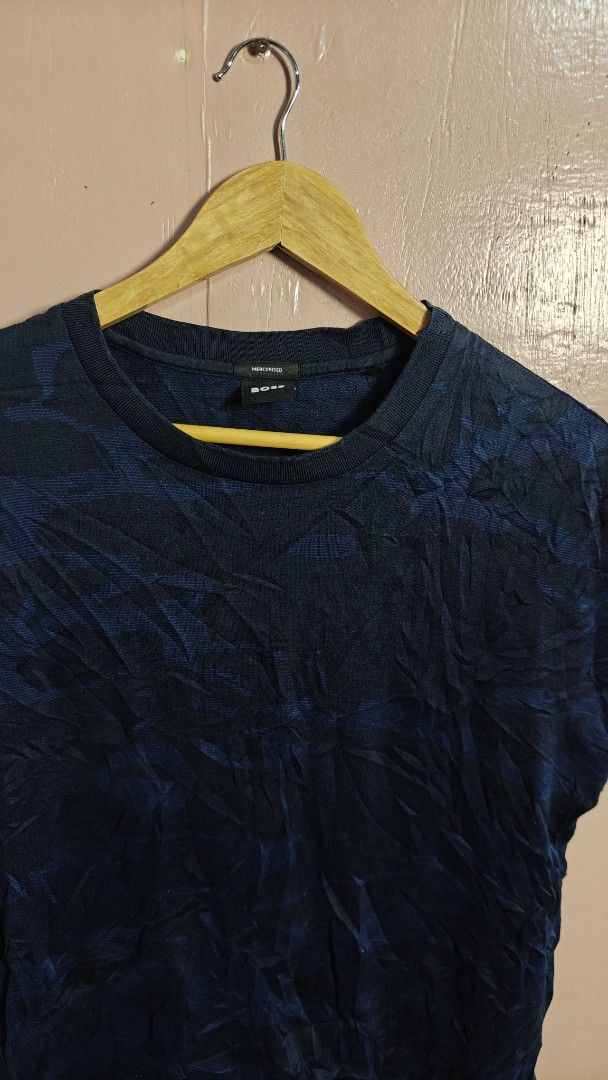 BOSS Mercerised T-Shirt - Dark Blue Patterned (Category: Tshirts & Polo Shirts ) located in San Francisco. Submitted by Intaw20 (Listing ID 1463604819, Image 2). Description: -Boss ✨S-M/ 19.5 x 26 - Dark blue BOSS t-shirt - Made with mercerised fabric - Features a subtle patterned texture - Classic crew neck and short sleeves - Ideal for everyday casual outfits.