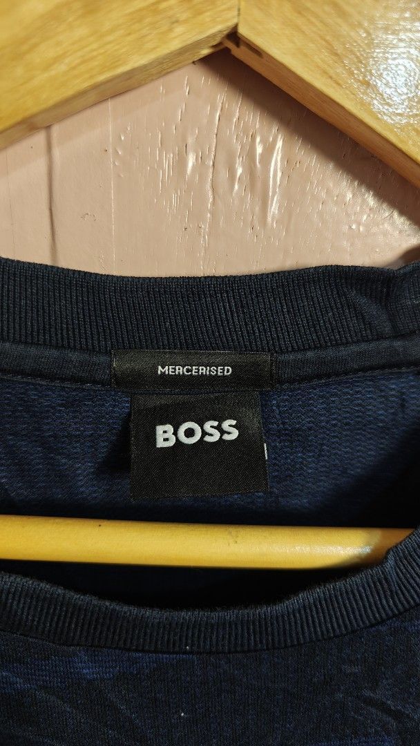 BOSS Mercerised T-Shirt - Dark Blue Patterned (Category: Tshirts & Polo Shirts ) located in San Francisco. Submitted by Intaw20 (Listing ID 1463604819, Image 3). Description: -Boss ✨S-M/ 19.5 x 26 - Dark blue BOSS t-shirt - Made with mercerised fabric - Features a subtle patterned texture - Classic crew neck and short sleeves - Ideal for everyday casual outfits.