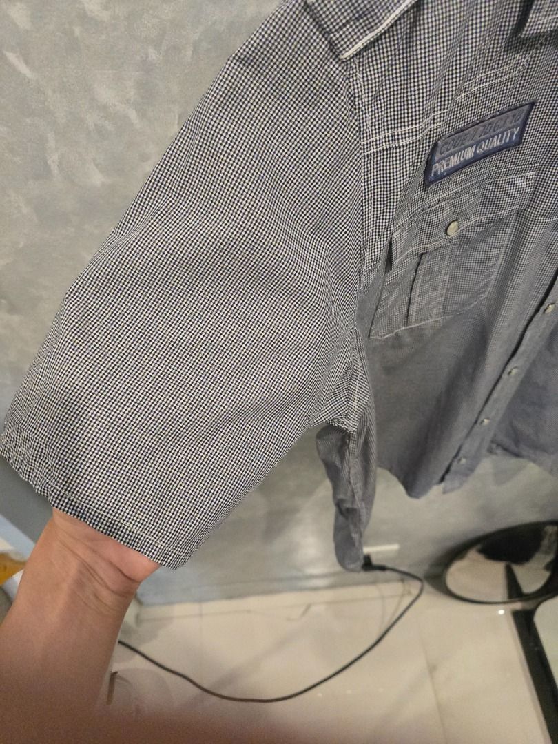 Boxy Crop Polo (Category: Tshirts & Polo Shirts ) located in Quezon City. Submitted by outofhabits_store (Listing ID 1463578618, Image 2). Description: Size: Large Width: 24 inches Length: 26 inches Buy 2 items worth 600 pesos and get them for 1,000 Payment method: GCash Shipping options (shouldered by buyer): J&T 3-7 days, Lalamove or Grab within the day Location: Quezon City Please manage your expectations as this item is not brand new. Color m