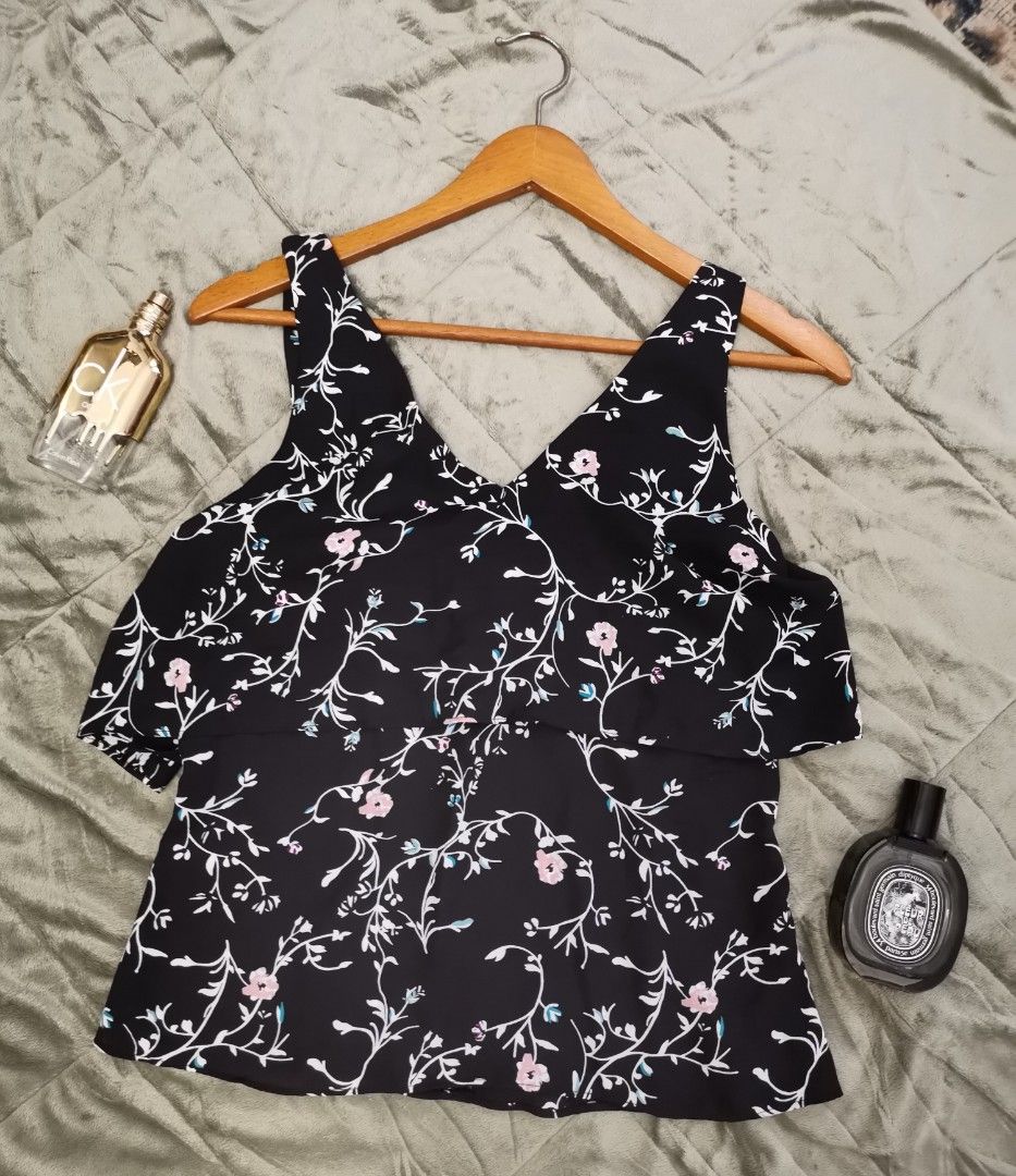 Branded top (Category: Others Tops) located in Quezon City. Submitted by closetnikikay (Listing ID 1463690057, Image 1). Description: .
