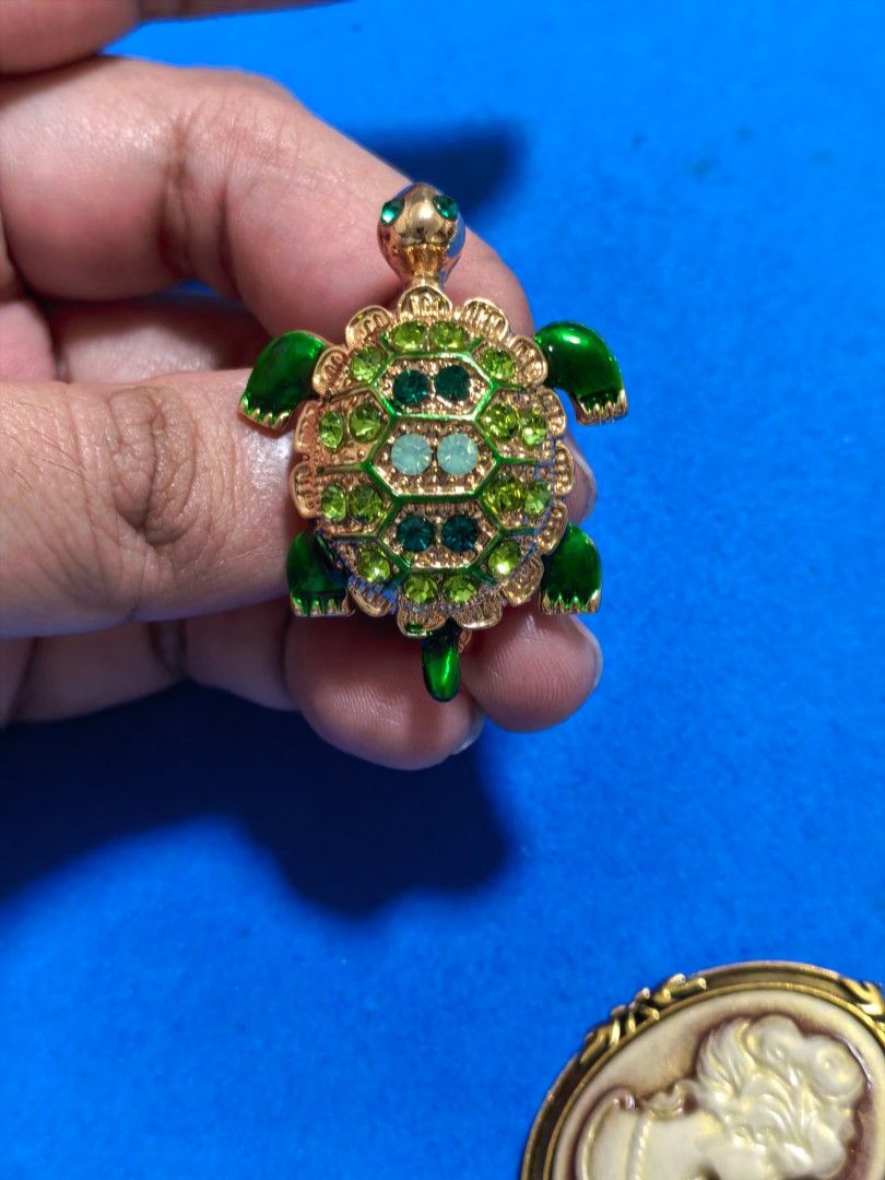 Brooch Pin Green Turtle (Category: Brooches) located in Taguig. Submitted by jeannescarlet (Listing ID 1463616263, Image 1). Description: 💎Brand New 💎Alloy Material.