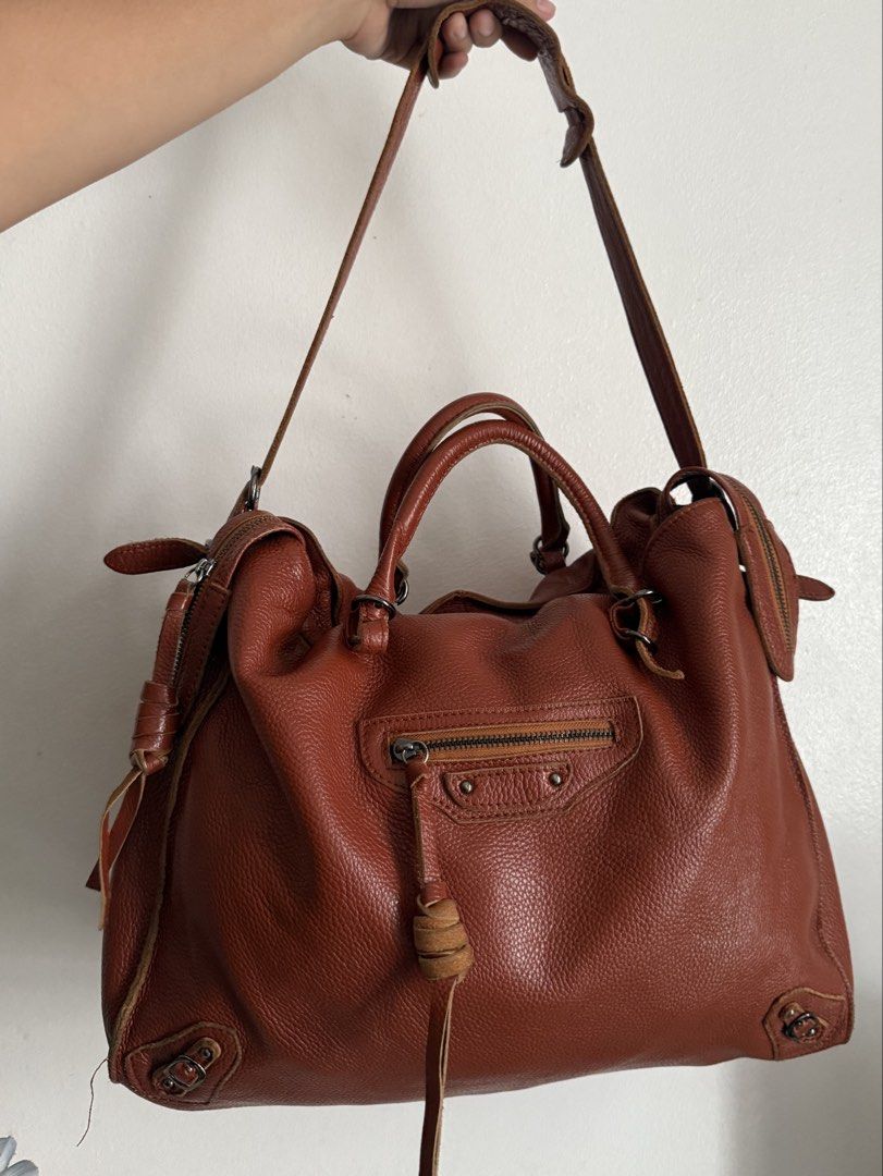 Brown leather work/travel bag (Category: Shoulder Bags) located in Manila. Submitted by seachells__ (Listing ID 1463626132, Image 3). Description: Just bought this from another seller. Selling it for how much I got it. It’s pretty big. My blanket fits inside hahah Good as a work bag or for traveling! Has a minor flaw (pls check photos) It also has some pockets & a compartment inside. RFS: it s not my shade of brown 😃😆 FIXED PRICE. 📍Manila .