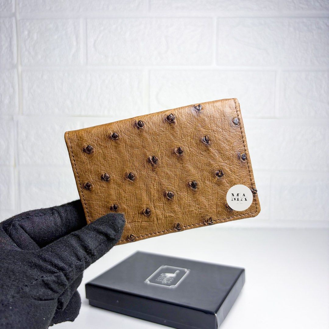 Brown Ostrich Card Wallet (with box) (Category: Luxury Bags & Wallets) located in Manila. Submitted by maisonavoire (Listing ID 1463589689, Image 1). Description: 𝐁𝐫𝐨𝐰𝐧 𝐎𝐬𝐭𝐫𝐢𝐜𝐡 𝐂𝐚𝐫𝐝 𝐖𝐚𝐥𝐥𝐞𝐭 𝐰𝐢𝐭𝐡 𝐁𝐨𝐱 𝐃𝐢𝐬𝐭𝐢𝐧𝐜𝐭𝐢𝐯𝐞 𝐅𝐞𝐚𝐭𝐮𝐫𝐞𝐬: Genuine Ostrich Leather is distinguished by its signature natural quill pattern, formed by raised feather follicles that vary naturally in size and spacing. This creates an unmistaka