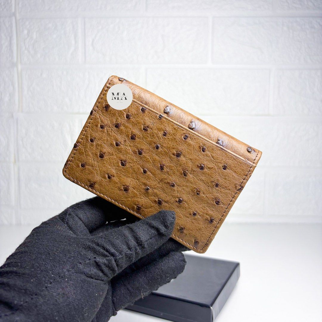 Brown Ostrich Card Wallet (with box) (Category: Luxury Bags & Wallets) located in Manila. Submitted by maisonavoire (Listing ID 1463589689, Image 2). Description: 𝐁𝐫𝐨𝐰𝐧 𝐎𝐬𝐭𝐫𝐢𝐜𝐡 𝐂𝐚𝐫𝐝 𝐖𝐚𝐥𝐥𝐞𝐭 𝐰𝐢𝐭𝐡 𝐁𝐨𝐱 𝐃𝐢𝐬𝐭𝐢𝐧𝐜𝐭𝐢𝐯𝐞 𝐅𝐞𝐚𝐭𝐮𝐫𝐞𝐬: Genuine Ostrich Leather is distinguished by its signature natural quill pattern, formed by raised feather follicles that vary naturally in size and spacing. This creates an unmistaka