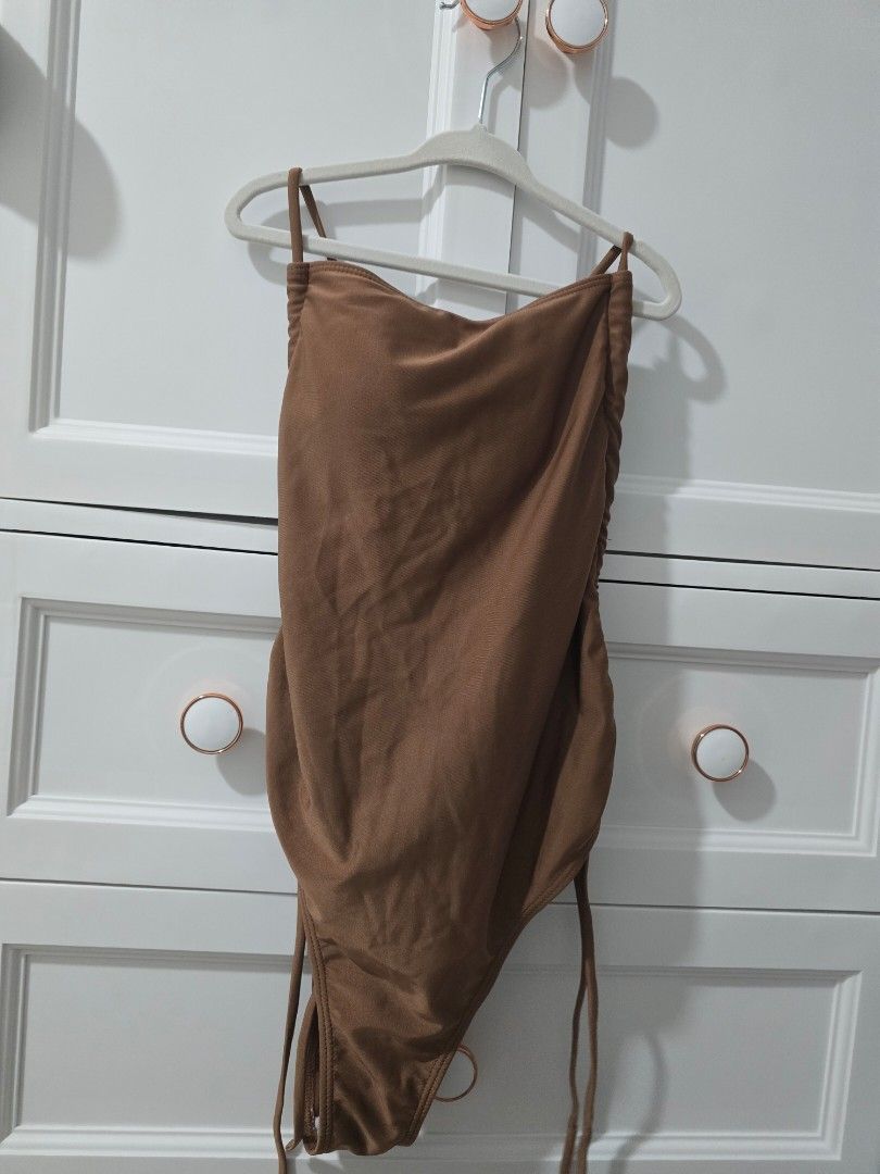 Brown Ruched Halter Bikini Top (Category: Bikinis & Swimsuits) located in Arayat. Submitted by polenbi15 (Listing ID 1463583013, Image 1). Description: - Brown bikini top - Ruching detail for a flattering look - Halter neck with adjustable tie closures - White lining inside for comfort and coverage - Versatile for beach days or pool parties.