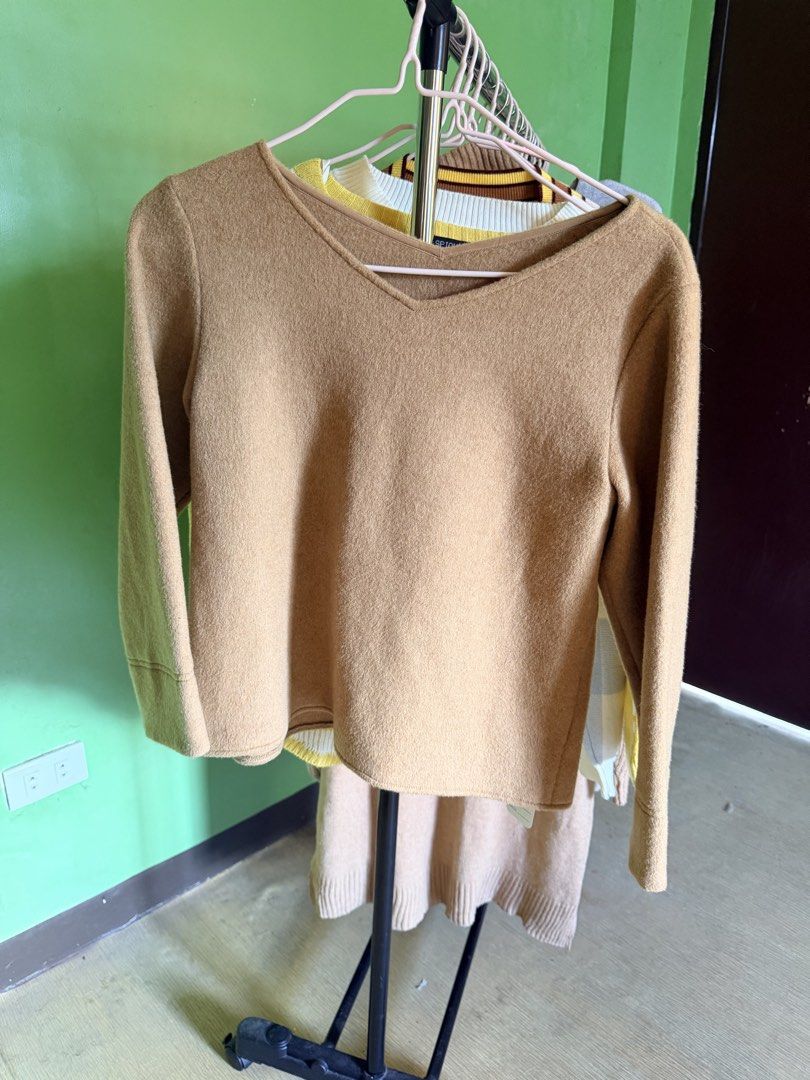 Brown V-neck Long Sleeved Top (Category: Longsleeves) located in Muntinlupa City. Submitted by cocofinds023 (Listing ID 1463713622, Image 1). Description: - Cozy brown long-sleeved top - V-neck design - Soft and comfortable fabric - Versatile for layering or wearing solo - Effortlessly pairs with jeans or skirts.