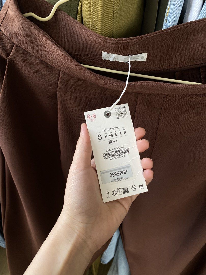 Zara Brown Wide Leg Pants with Pockets (Category: Jeans) located in Quezon City. Submitted by myshoppingaccount24 (Listing ID 1463634028, Image 3). Description: - Stylish brown wide-leg pants - Flattering high-waisted design - Elegant front pleats - Functional pockets (front and back) - Comfortable and versatile for any occasion.