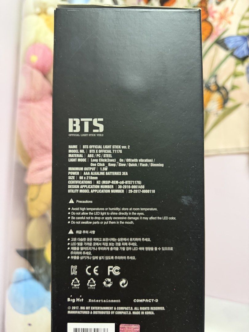 BTS Official Light Stick Ver.2 ARMY Bomb 7117G （分類：手辦雕像）位於 Hong Kong。 由 cocomademedoitt 提交（商品編號 1463687780，圖片 3）。簡介： Selling the BTS Official Light Stick Ver.2. It's the ARMY Bomb 7117G model. Comes with the original box and a black pouch. Light stick is black with a clear globe. Great for any ARMY! Batteries not included.。