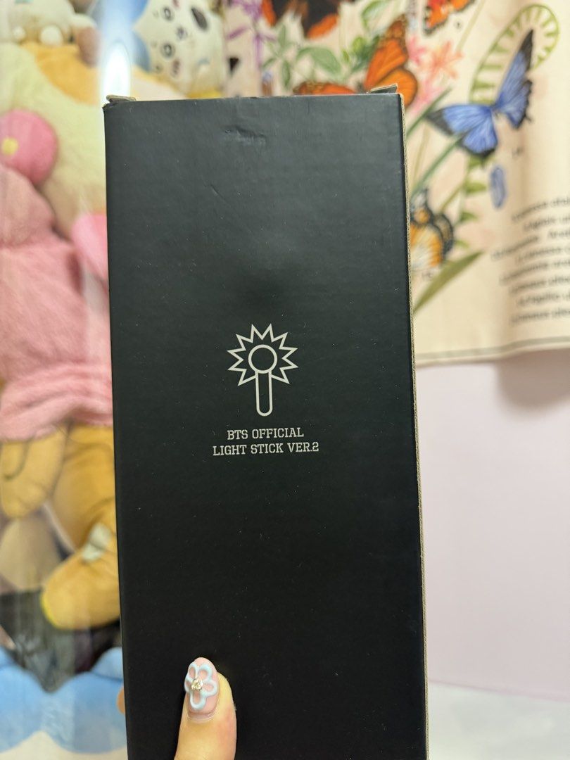 BTS Official Light Stick Ver.2 ARMY Bomb 7117G （分類：手辦雕像）位於 Hong Kong。 由 cocomademedoitt 提交（商品編號 1463687780，圖片 4）。簡介： Selling the BTS Official Light Stick Ver.2. It's the ARMY Bomb 7117G model. Comes with the original box and a black pouch. Light stick is black with a clear globe. Great for any ARMY! Batteries not included.。