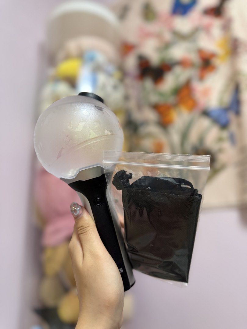 BTS Official Light Stick Ver.2 ARMY Bomb 7117G （分類：手辦雕像）位於 Hong Kong。 由 cocomademedoitt 提交（商品編號 1463687780，圖片 2）。簡介： Selling the BTS Official Light Stick Ver.2. It's the ARMY Bomb 7117G model. Comes with the original box and a black pouch. Light stick is black with a clear globe. Great for any ARMY! Batteries not included.。