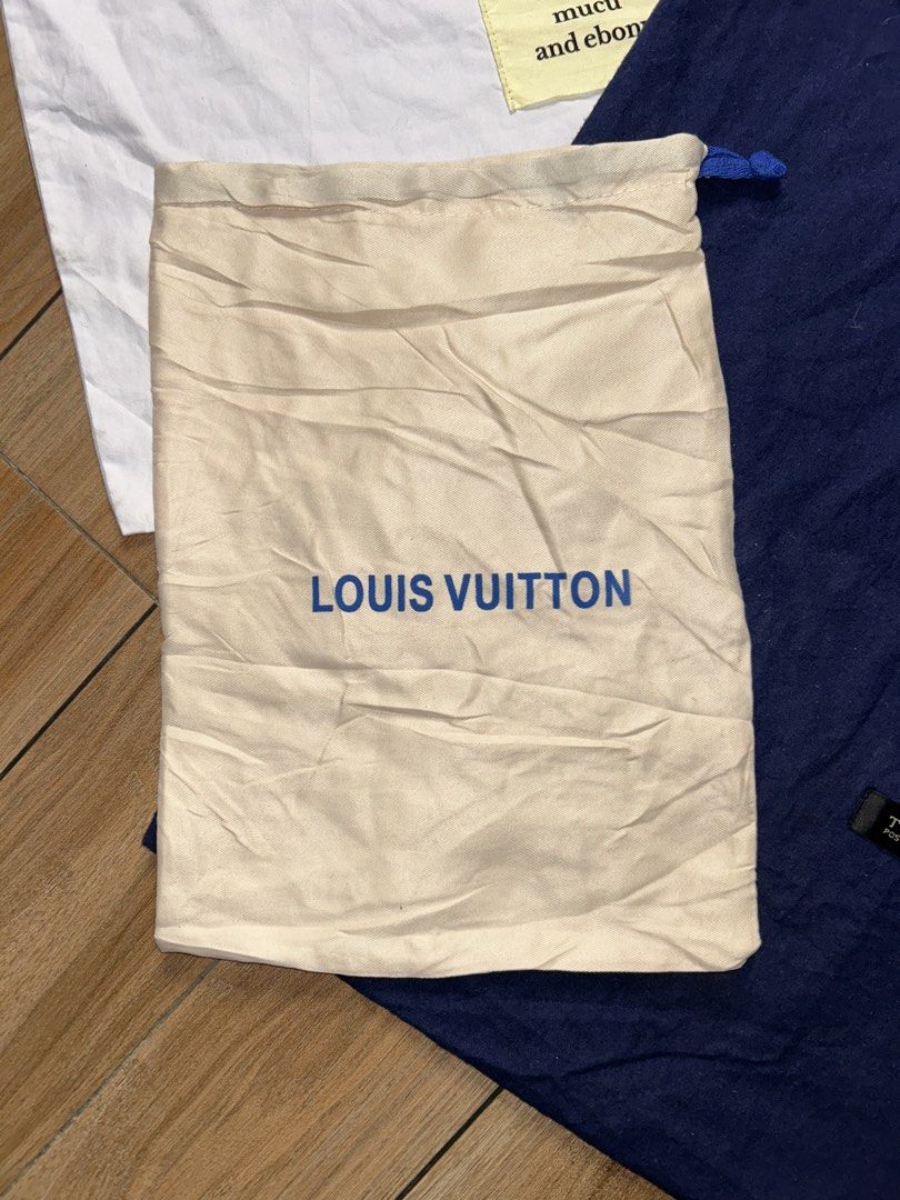 BUNDLE DUST BAG (Category: Purses & Pouches) located in General Santos City (Dadiangas). Submitted by grasya_12 (Listing ID 1463692539, Image 2). Description: TAKE ALL BUNDLE DUST BAG - Need wash, signs of usage, stains, etc. (this is thrifted po) .