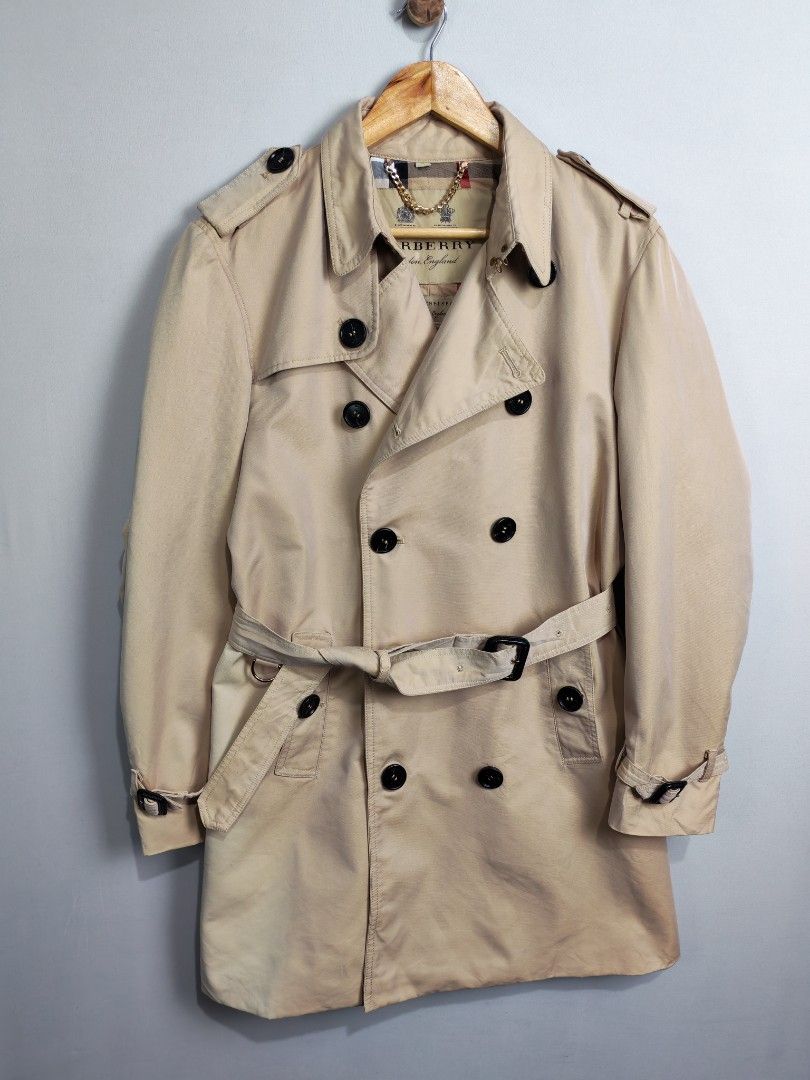 Burberry Chelsea Trench Coat Jacket (Category: Coats, Jackets and Outerwear) located in Baguio. Submitted by luxuryph2600_eric (Listing ID 1463711110, Image 2). Description: Burberry Chelsea Trench Coat 📌 Details⬇️⬇️⬇️ 📍Excellent Condition 📍Dimes 22*35 📍Color Rate 9/10 📍Size Medium 💰 PRICE 2500 FREE SHIPING 📌Loc. Baguio City Shipping Via J&T Reminder : Items are Thrifted and carefully Selected from Thrift Stores/Box/Bales Photos are Provid