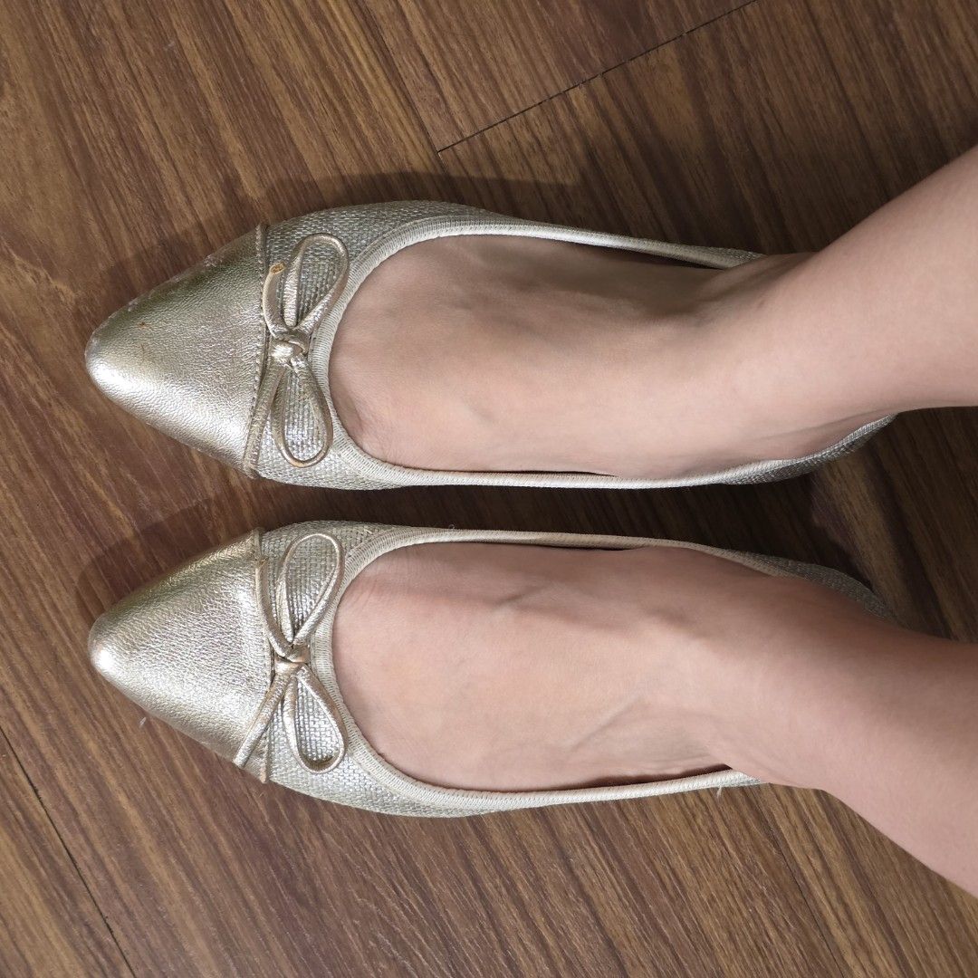 Ballet Flats Butterfyl Twists Gold (Category: Flats & Sandals) located in Manila. Submitted by my23686 (Listing ID 1463632292, Image 2). Description: - Gold ballet flats from Butterfly Twists - Chic pointed toe with a cute bow detail - Elasticated sides ensure a snug and comfortable fit - Effortless slip-on design for convenience - Ideal for everyday wear and travel.