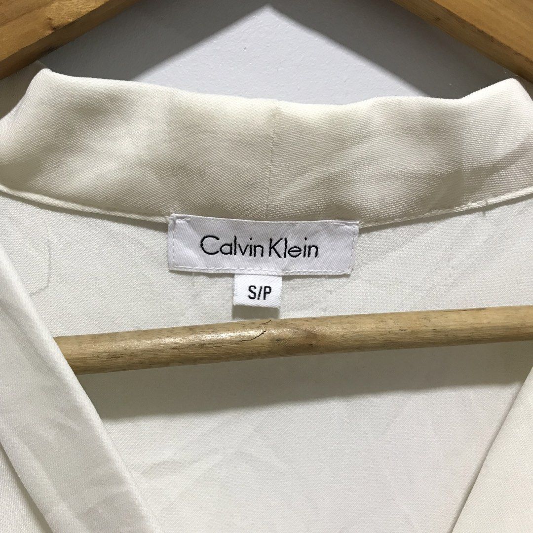 CALVIN KLEIN White Sleeveless Blouse (Category: Sleeveless) located in Cavite. Submitted by tanya.valentin (Listing ID 1463717083, Image 3). Description: - 20x29.