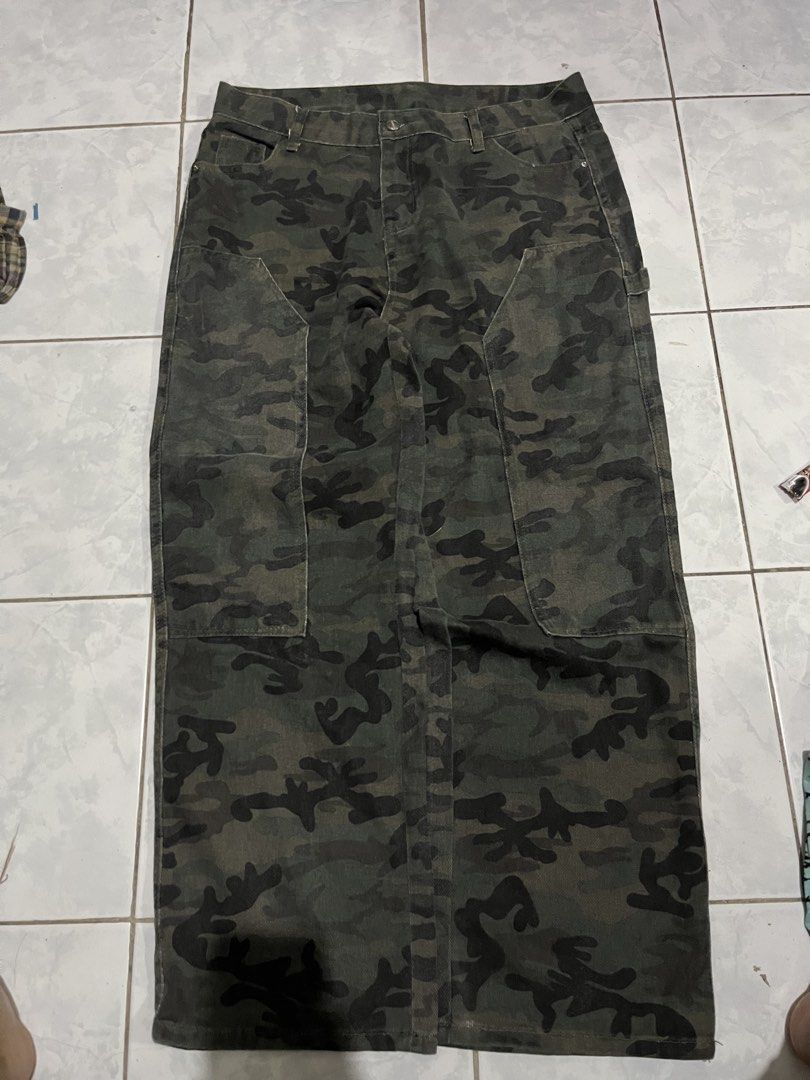 Camo Cargo Pants (Category: Jeans) located in Manila. Submitted by zentree_04ef04 (Listing ID 1463595669, Image 1). Description: - Dark green and black camouflage pattern - Relaxed fit for comfort - Multiple functional pockets - Secure button and zip front closure - Ideal for casual wear and outdoor size36 adventures.