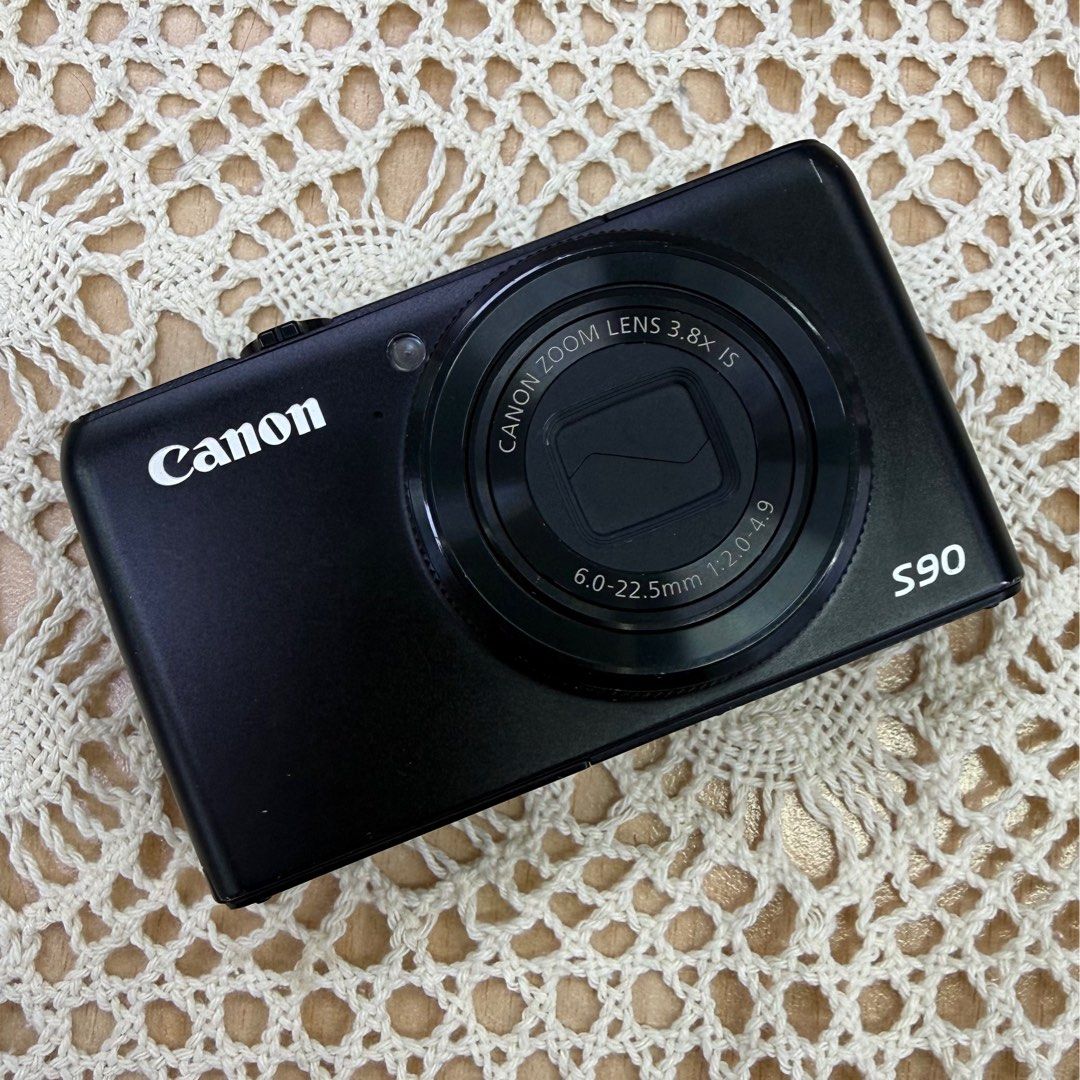 Canon S90 CCD相機 （分類：相機）位於 Hong Kong。 由 kkkkkira 提交（商品編號 1462106971，圖片 1）。簡介： 送 SD卡 讀卡器 充電器 電池 相機鏈 相機袋 Canon S90 數碼相機賣。黑色機身，好輕便。影相質素唔錯，操作簡單。適合新手或者想搵部隨身機嘅朋友。有閃光燈，可以拍片。有興趣就快啲聯絡我啦！。