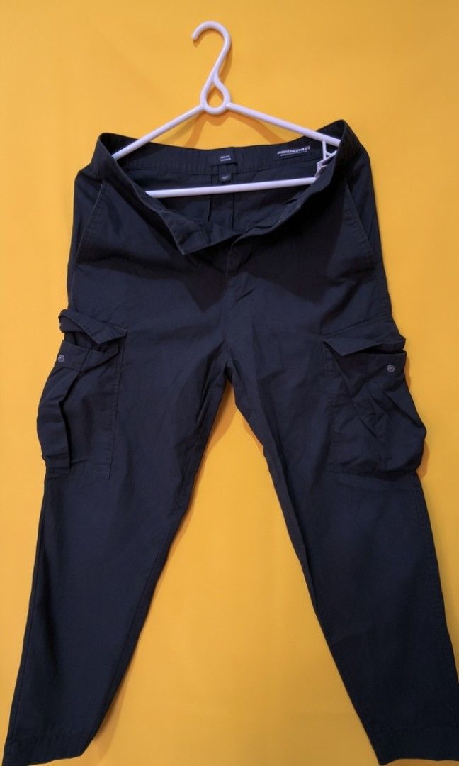 Cargo pants black unisex (Category: Jeans) located in Bacoor. Submitted by kaykay858 (Listing ID 1463668143, Image 1). Description: Slightly negotiable. Sinasabi ko sainyo. sobrang ganda pa nito! Dm me baka magkasundo tayo sa tawad mo ✨💙.